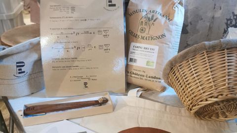 Associant farine, ustensiles et recette, le kit de l'Atelier P1 à Paris. 